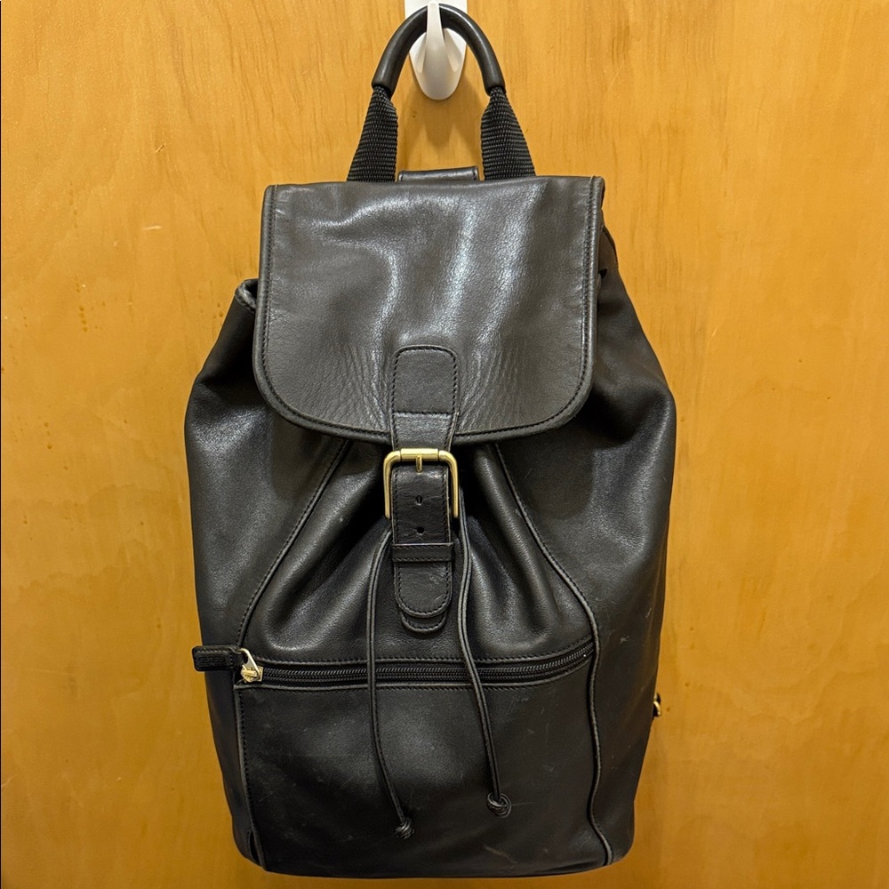 Vintage Y2K Coach Black Leather Backpack with Gold Accents F0S-0529